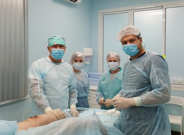 Операционная бригада флебологов перед лазерной процедурой 