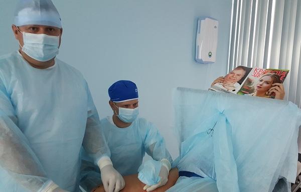 Пациентка читает журнал во время лазерной процедуры