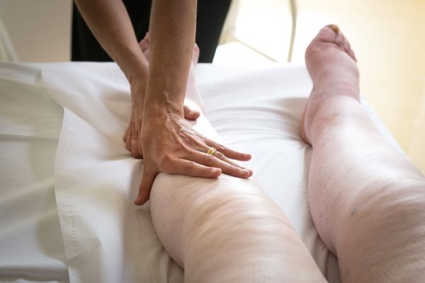 Разновидности лимфодренажного массажа ног