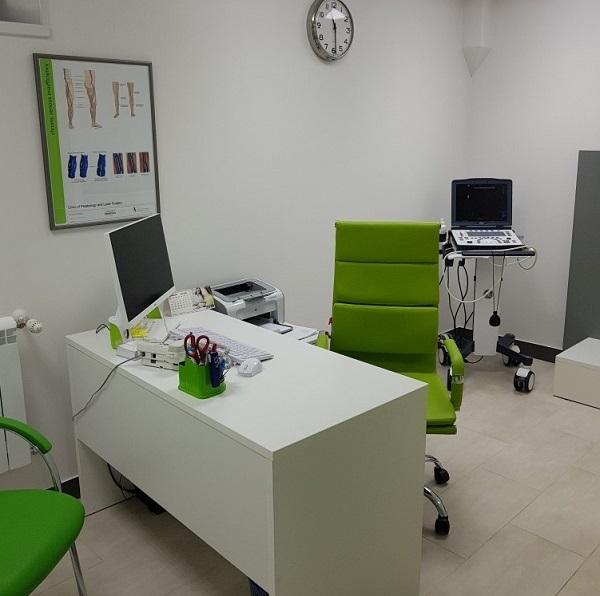 Рабочий кабинет врача флеболога "Клиники флебологии и лазерной хирургии" в Челябинске