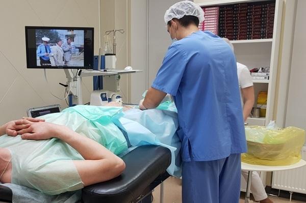 Хирург флеболог Жданов Константин Олегович проводит лазерную процедуру на венах