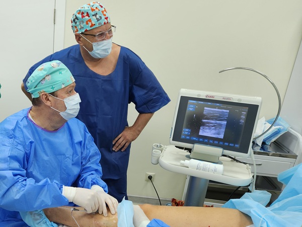 Обсуждение во время операции тонкостей Тотал ЭВЛК с Евгением Аркадьевичем Илюхиным