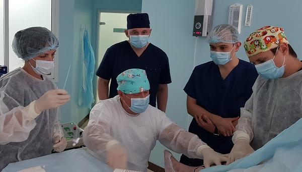 Во время эндоваскулярной лазерной процедуры в исполнении хирурга флеболога Семенова А.Ю.