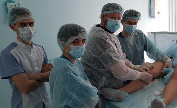 В операционной «МИФЦ» хирурги-флебологи из Уфы