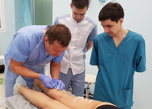 Артем Юрьевич Семенов демонстрирует технику пенной склеротерапии