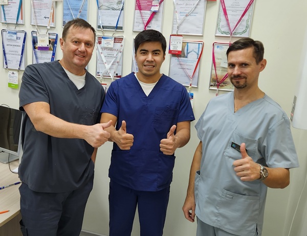 Хирург флеболог Сайимов Ф.Я. из Ташкента с Семеновым А.Ю. и Раскиным В.В. после мастер-класса