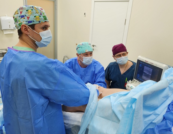 Флеболог Кобзев И.В. постигает тонкости тотал ЭВЛК в исполнении Семенова А.Ю. и Раскина В.В.