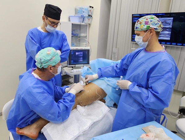 Флеболог Ивакин В.В. постигает тонкости тотальной лазерной коагуляции вен в исполнении Семенова А.Ю. и Раскина В.В.