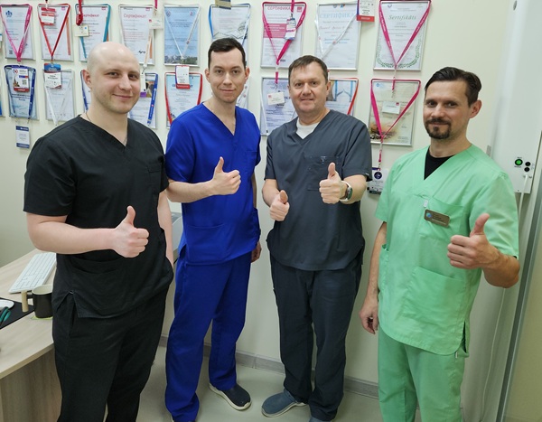 Сосудистый хирург Петров К.Ю. из Москвы с Семеновым А.Ю., Раскиным В.В. и Плотниковым Г.А. после мастер-класса