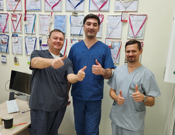 Хирург флеболог Миновархужаев Р.Р. из Ташкента с Семеновым А.Ю. и Раскиным В.В. после мастер-класса