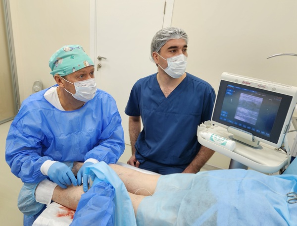 Флеболог Миновархужаев Р.Р. постигает тонкости тотальной лазерной коагуляции вен в исполнении Семенова А.Ю.