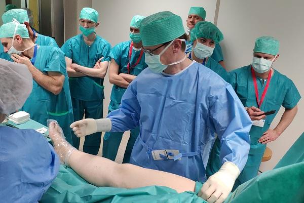Доктор Uldis Maurins (Рига, Латвия) проводит лазерную процедуру