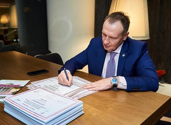 Профессор, д.м.н. Баринов В.Е. подписывает сертификаты участников Школы тромбоза
