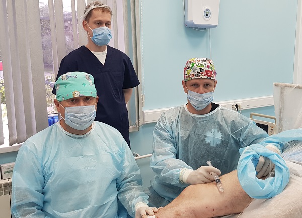Семенов А.Ю., Калачев И.И. и флеболог Леус А.Е. во время лазерной операции в "МИФЦ"