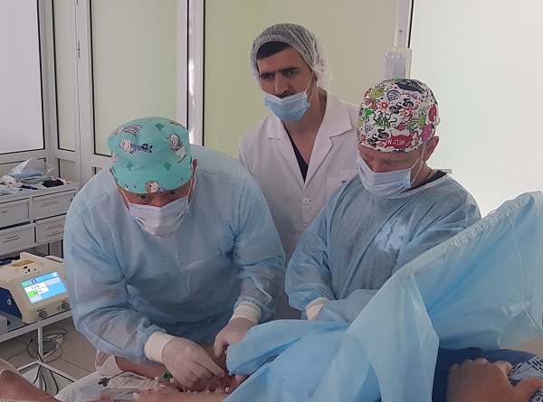 Семенов А.Ю., Калачев И.И. и флеболог Татаев А.А. во время лазерной операции в "МИФЦ"