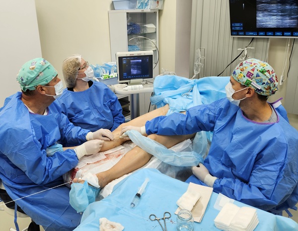 Хирург-флеболог Байбакова Татьяна Игоревна в операционной «МИФЦ» на мастер-классе