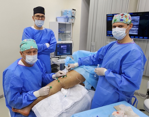 Хирург-флеболог Ивакин Виктор Васильевич в операционной на мастер-классе