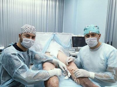 Доктора Семенов А.Ю. и Волошкин А.Н. во время лазерной процедуры