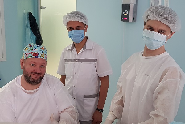 Мирсадиков Р.Р. во время операции в центре флебологии "МИФЦ"