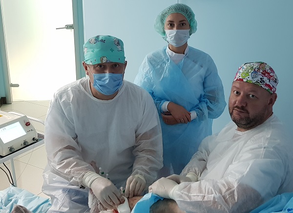 Флебологи Семенов А.Ю. и Ларченкова О.В. во время лазерной операции в "МИФЦ"